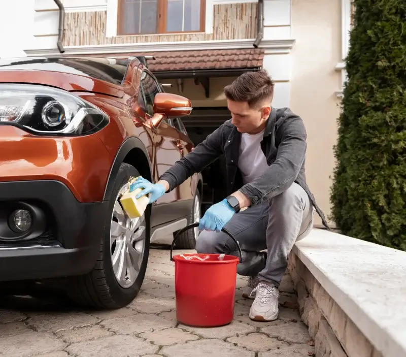 Lavage auto à domicile Andon : professionnel intervenant sur un véhicule